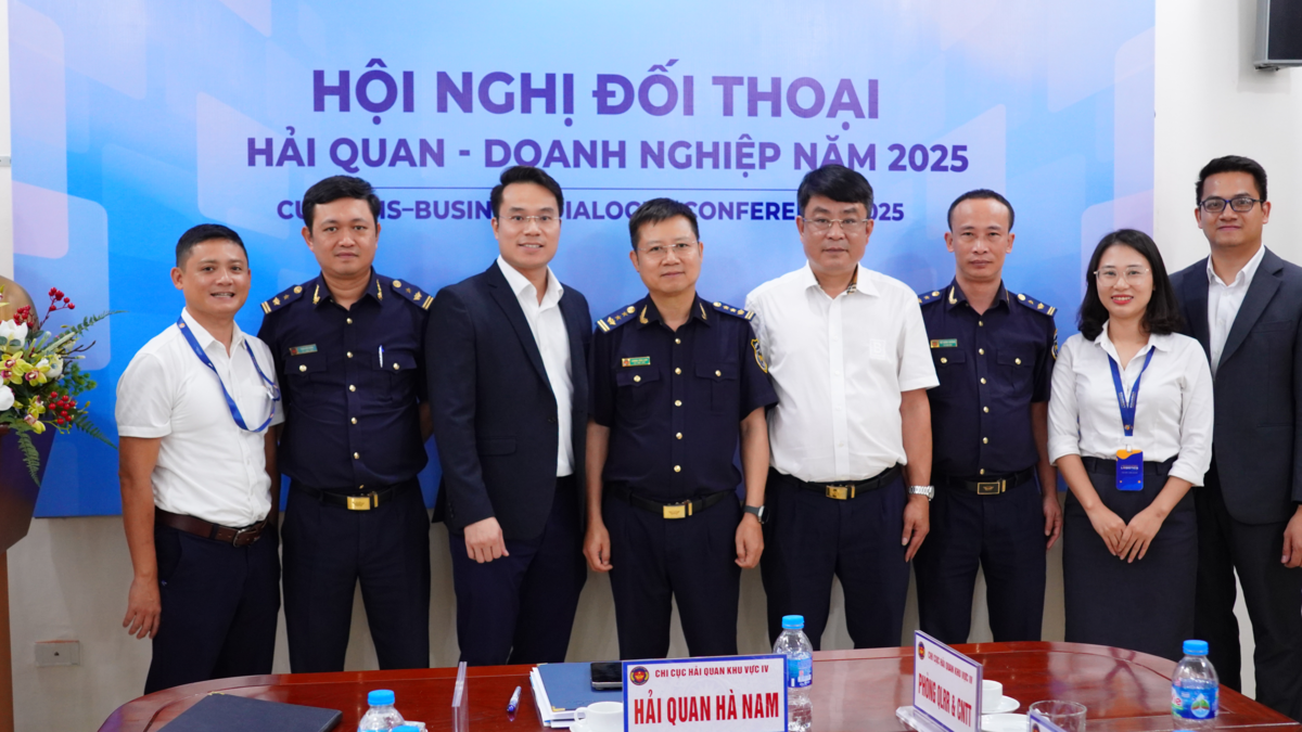 Ảnh chụp hải quan và Vietnam Post Logistics
