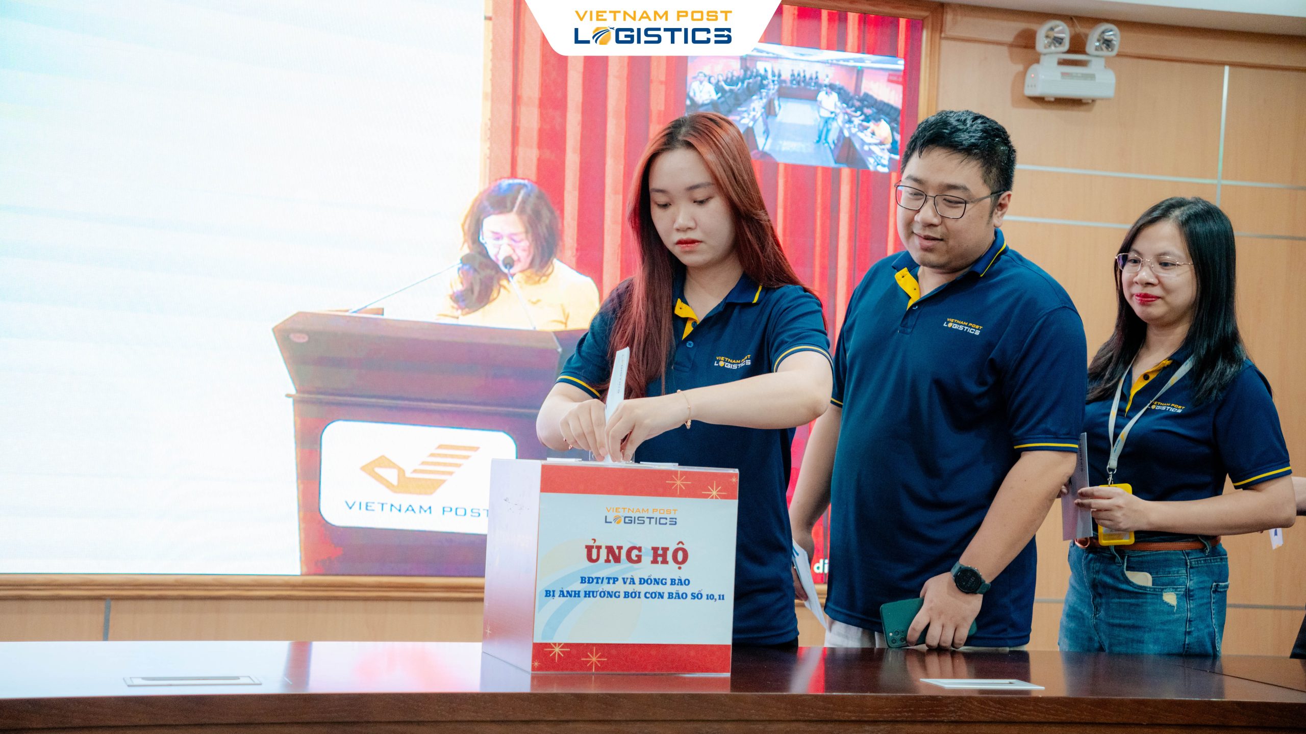 Vietnam Post Logistics ủng hộ bà con bão lũ